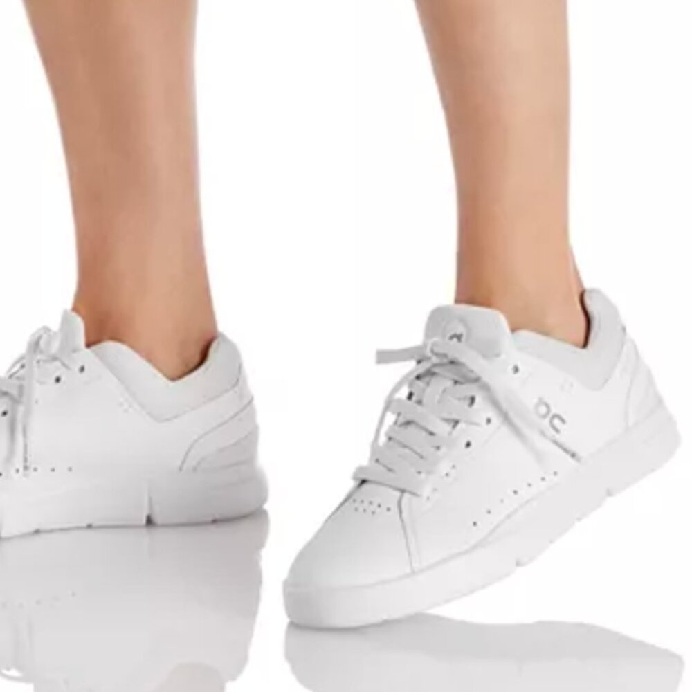 On Women's The Roger Advantage Sneakers